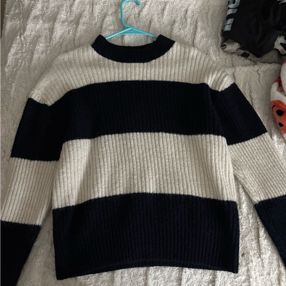 H&M Black and White Crew Neck Sweater with Ribbed Texture
